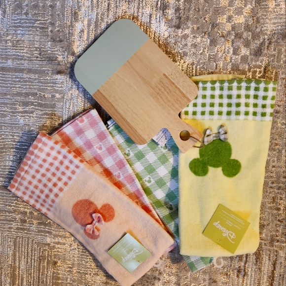 NWT Disney Mickey & Minnie Dish Towel Set w/ Food Safe Mini Charcuterie Board - Picture 2 of 6